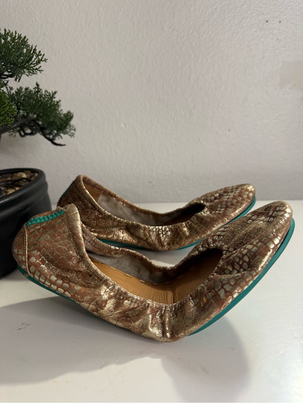 Tieks Metallic will copper size 7 Snake-Print Flats with Teal Soles